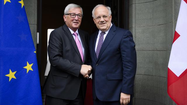 Le président suisse Johann Schneider-Ammann a reçu le président Jean-Claude Juncker à la Villa Hatt, à Zurich. [Keystone - Manuel Lopez]