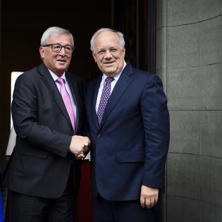 Le président suisse Johann Schneider-Ammann a reçu le président Jean-Claude Juncker à la Villa Hatt, à Zurich. [Keystone - Manuel Lopez]