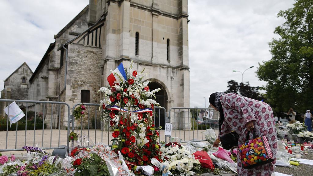 Les hommages continuent d'affluer devant l'église de Saint-Etienne-du-Rouvray. [AFP - Charly Triballeau]