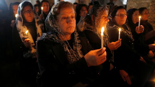 Des chrétiens irakiens à la messe de la veille de Noël à Bartalla. [Reuters - Ammar Awad]