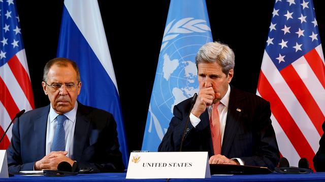 Sergei Lavrov, John Kerry et Staffan de Mistura lors de la conférence du 11 février. [Michael Dalder]