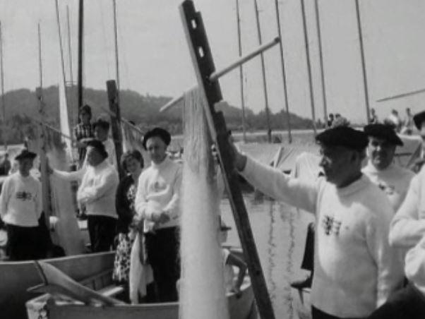 Bénédiction de bateaux en 1965 à Estavayer-le-lac. [RTS]