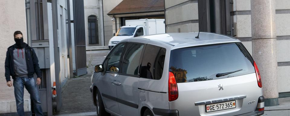 Une voiture transportant l'accusé. [Keystone - Salvatore Di Nolfi]