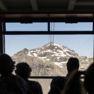 Des touristes dans le téléphérique du Schilthorn en plein été. [CHRISTIAN BEUTLER]