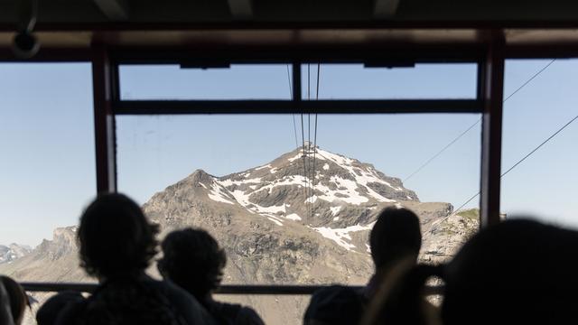 Des touristes dans le téléphérique du Schilthorn en plein été. [CHRISTIAN BEUTLER]