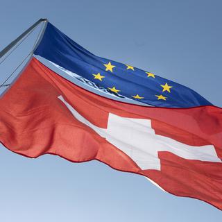 Les drapeaux suisse et européen. [keystone - Gaetan Bally]