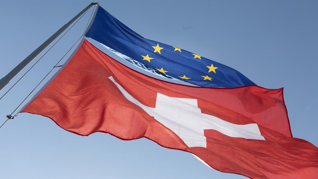 Les drapeaux suisse et européen. [keystone - Gaetan Bally]