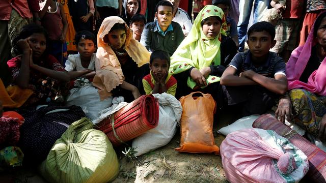 Des Rohingyas attendent de pouvoir entrer dans le camp de réfugiés à Cox’s Bazar, au Bangladesh.