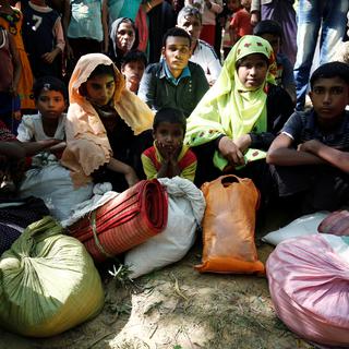 Des Rohingyas attendent de pouvoir entrer dans le camp de réfugiés à Cox’s Bazar, au Bangladesh.