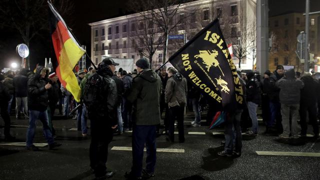 Legida a rassemblé plusieurs milliers de personnes à Leipzig pour protester contre la politique d'ouverture aux réfugiés d'Angela Merkel. [AP Photo/Markus Schreiber]