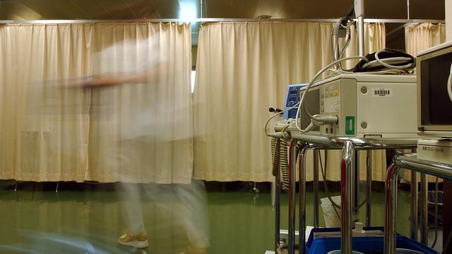 Le taux d'infirmiers qui quittent leur métier en cours de carrière a atteint 46% en 2013, soit le plus élevé parmi les professionnels de la santé. [Keystone - Martial Trezzini]