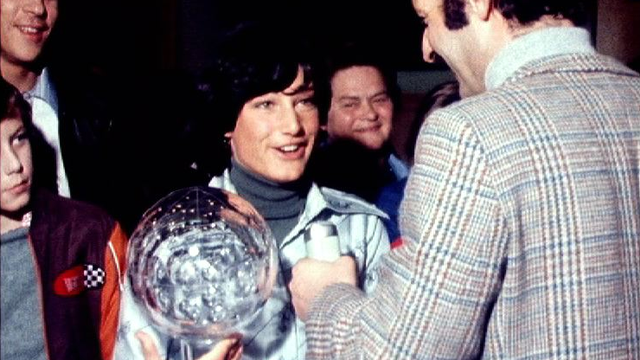 Lise-Marie Morerod avec son globe de cristal en 1977. [RTS]