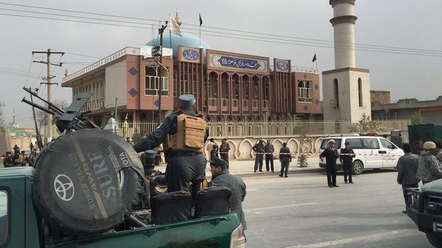 Des membres des forces de sécurité afghane devant la mosquée ciblée par l'attentat suicide de ce lundi 21 novembre 2016 à Kaboul. [EPA/JAWAD JALALI]