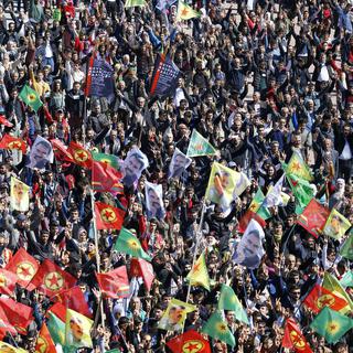 Lundi 21 mars: Les partisans du PKK célèbrent Nowruz, le nouvel an kurde, à l'occasion de l'arrivée du printemps à Diyarbakir, où le couvre-feu vient d'être levé. [EPA/SEDAT SUNA]
