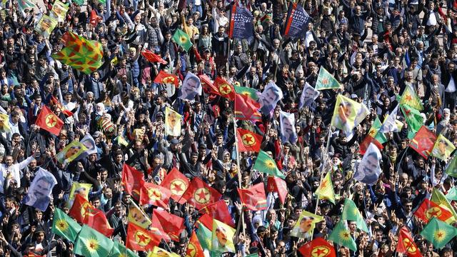 Lundi 21 mars: Les partisans du PKK célèbrent Nowruz, le nouvel an kurde, à l'occasion de l'arrivée du printemps à Diyarbakir, où le couvre-feu vient d'être levé. [EPA/SEDAT SUNA]