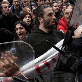 Les Grecs protestent contre les mesures d'économies dans le service public. [Reuters - Alexandros Avramidis]