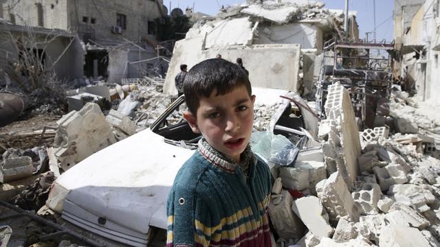 Un enfant dans la ville détruite de Douma [Reuters - Bassam Khabieh]