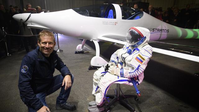 Raphaël Domjan devant le prototype de l'avion solaire SolarStratos. [Keystone - Laurent Gilliéron]