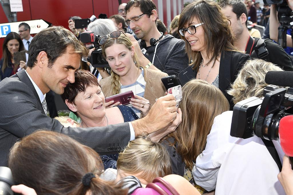 Roger Federer s'est aussi prêté au jeu des selfies avec ses admirateurs. [Keystone - Peter Schneider]