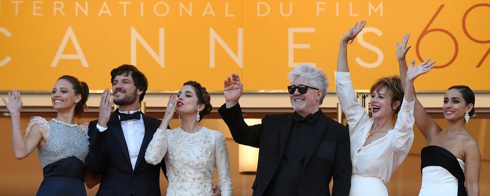 Pedro Almodovar entouré de l'équipe du film "Julieta" au Festival de Cannes. [AFP - Anne-Christine Poujoulat]