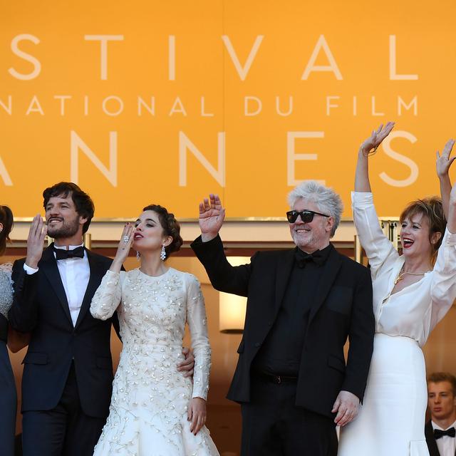 Pedro Almodovar entouré de l'équipe du film "Julieta" au Festival de Cannes. [AFP - Anne-Christine Poujoulat]