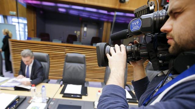 Un caméraman de la télévision publique polonaise TVP en plein tournage. [EPA/OLIVIER HOSLET]