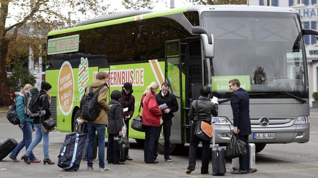 Des cars à prix cassés verront-ils le jour entre les grandes villes suisses? [Keystone - Walter Bieri]