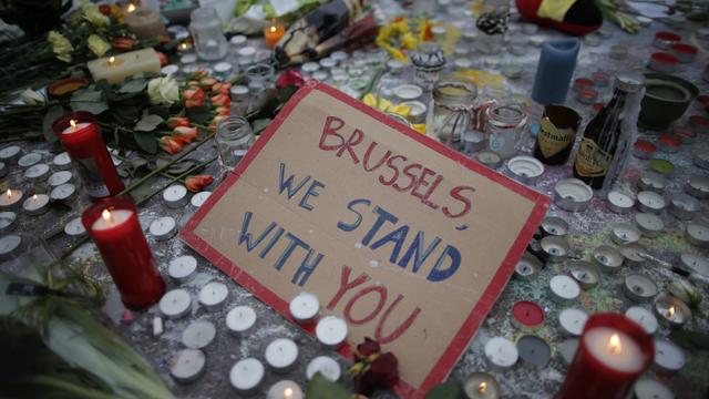 Des bougies sur la place de la Bourse, devenu un lieu de mémoire pour les victimes après les attentats de mardi. [Christian Hartmann]