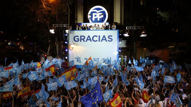 "Nous réclamons le droit de gouverner, précisément parce que nous avons gagné", a lancé Mariano Rajoy à une foule en liesse rassemblée à Madrid. [Daniel Ochoa de Olza]