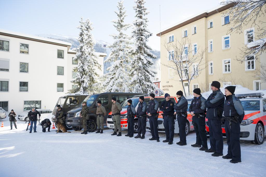 L'armée et la police travaillent main dans la main pour assurer la sécurité à Davos. [Gian Ehrenzeller]