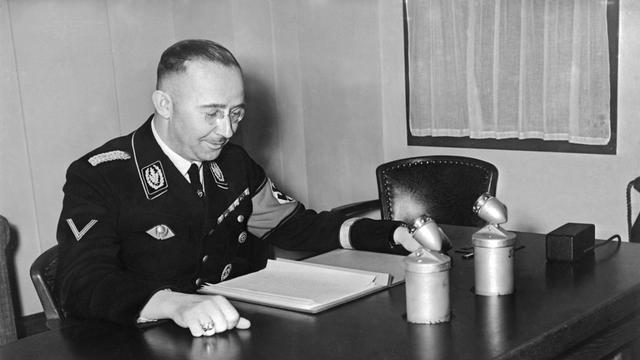 Une photo datant de janvier 1939 de Heinrich Himmler, le chef de la SS, l'une des principales organisations nazies. [SNEP/AFP - STR]