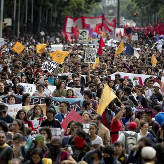 Une manifestation était organisée ce mardi à Mexico pour protester contre l’impunité qui règne sur la disparition de 43 étudiants. [AP/Keystone - Eduardo Verdugo]