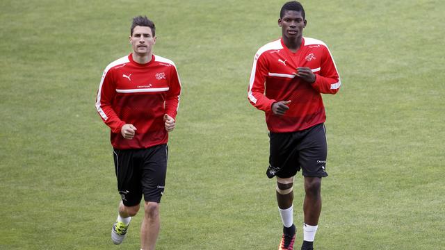 Fabian Schär (à gauche) et Breel Embolo (à droite) sont de retour à l'entraînement. [Salvatore Di Nolfi]