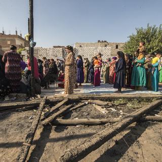 Des chrétiens coptes rassemblés sur le lieux d'une église incendiée, en Egypte.