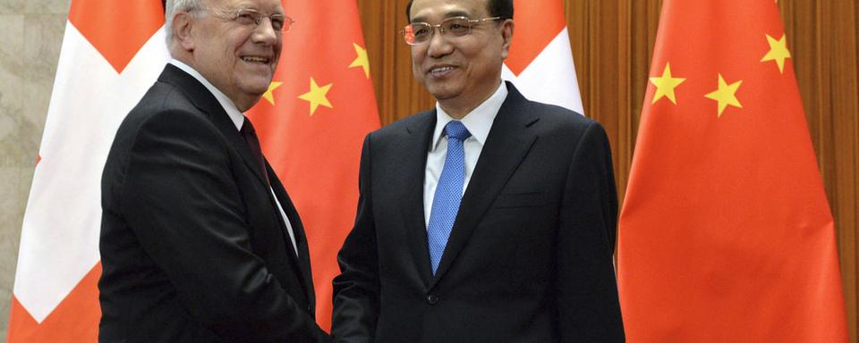 Johann Schneider-Ammann a été reçu à Pékin par le Premier ministre chinois Li Keqiang. [Pool/AP/Keystone - Kenzaburo Fukuhara]