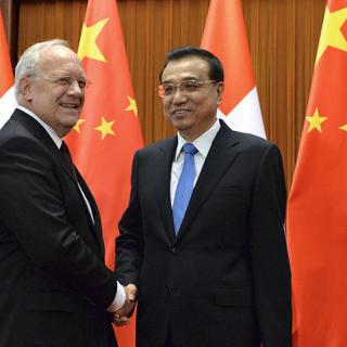 Johann Schneider-Ammann a été reçu à Pékin par le Premier ministre chinois Li Keqiang. [Pool/AP/Keystone - Kenzaburo Fukuhara]