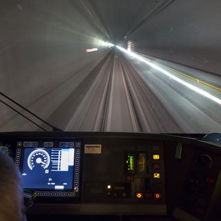 A l'intérieur du tunnel de base du Gothard, course d'essai le 31 octobre 2015. [Keystone - Gaëtan Bally]