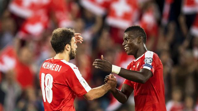 Mehmedi et Embolo, les deux buteurs du match se congratulent. [Jean-Christophe Bott]