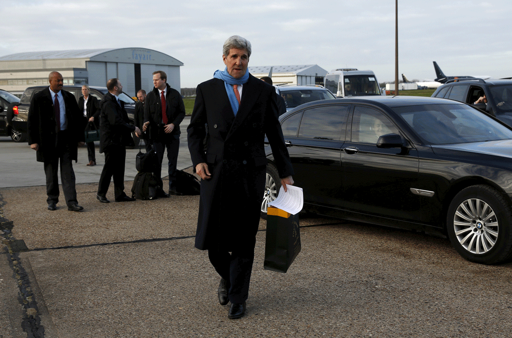 Le secrétaire d'état John Kerry au départ de Londres pour Vienne. [Reuters - Kevin Lamarque]