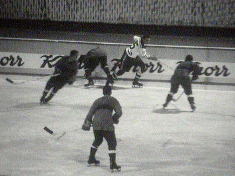 Match de hockey sur glace en Suisse en 1963. [RTS]
