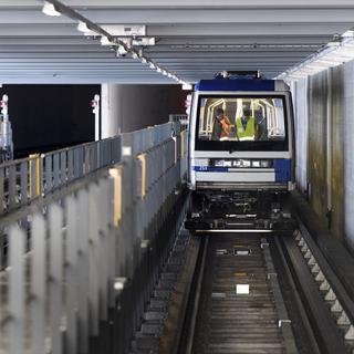 Deux rames du métro M2 stationnées à Lausanne. [Keystone - Laurent Gillieron]