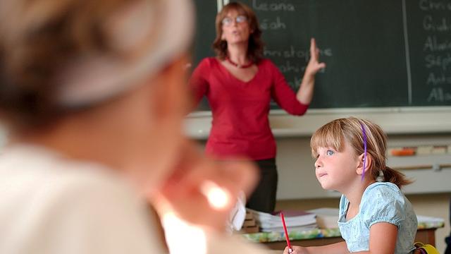 Lancé en 2011-2012, le projet PRIMA permet aux enfants d'avoir un contact ludique et varié avec l'allemand (image d'illustration). [KEYSTONE - Sandro Campardo]