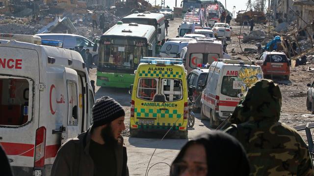 Des ambulances et des bus attendent de pouvoir évacuer des combattants et des civils des quartiers détenus par les opposants au régime à Alep. [Reuters - Abdalrhman Ismail]