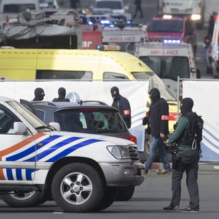Forces de sécurité et secours déployés à la rue de la loi après l'explosion à la stationde métro Maelbeek. [EPA/Keystone - Olivier Hoslet]