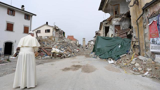 Le pape s'est recueilli mardi à Amatrice, devant les ruines laissées par le séisme. [ap/keystone - L'Osservatore Romano]