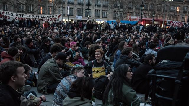 Des centaines de militants du mouvement Nuit Debout lors de l'assemblée générale du 3 avril à Paris. [Citizenside/AFP - Eros Sana]