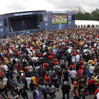 La fan zone de Genève en 2008. [keystone - Martial Trezzini]