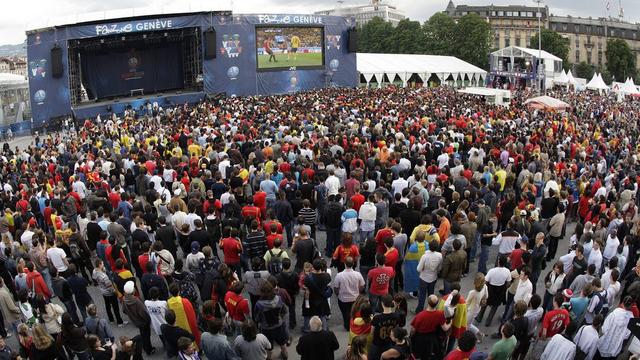 La fan zone de Genève en 2008. [keystone - Martial Trezzini]