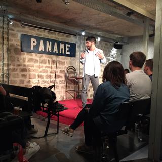 L'humoriste Noman Hosni sur la scène du Paname à Paris. [RTS - Tania Barril]
