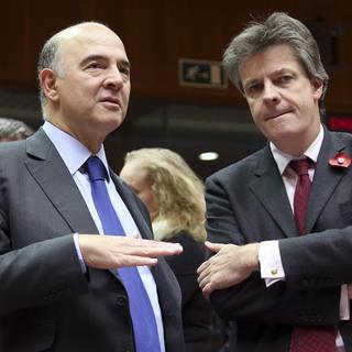 Le commissaire européen à la Fiscalité, Pierre Moscovici (à gauche), et son collègue chargé de la Stabilité financière, Jonathan Hill (à droite).